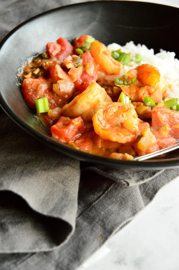 shrimp stew/black bowl/white rice/gray napkin