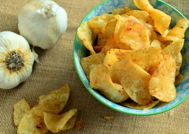 These potato chips coated in buttery garlic and parmesan cheese are totally addicting. Made from store bought potato chips, I can assure you-you will never look at potato chips the same way again! #potatochips #snackfood #potatoes For more great recipes go to www.thisishowicook.com