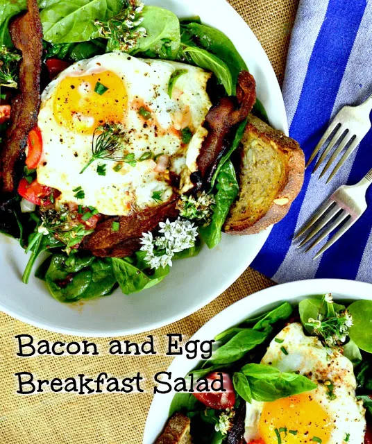 spinach salad with fried egg and bacon