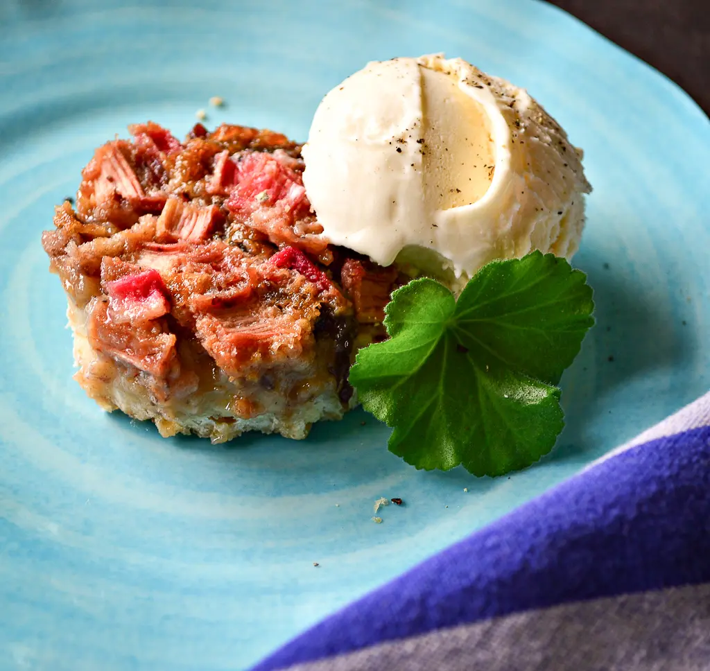 Rhubarb black pepper cookie bars