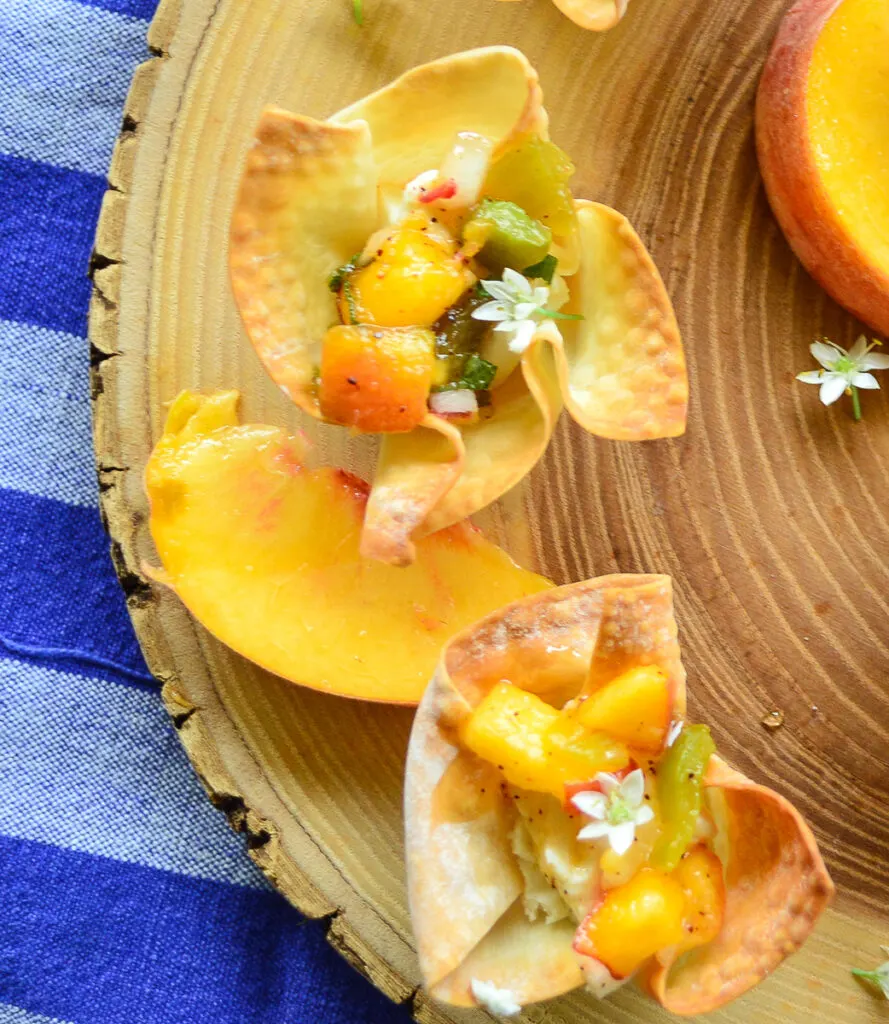 peach salsa recipe in wonton cups on wood board