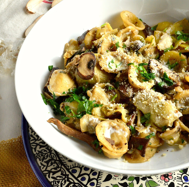 This one pot pasta with artichokes, mushrooms and cheese earned Manservant's seal of approval. He didn't even miss the meat and the best part is this delicious one pot pasta is ready in under thirty minutes! #pasta #onepotpasta #30minute meals #artichokes See more at: www.thisishoicook.com