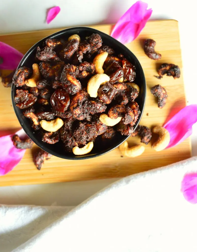 chocolate-chai-cashews-black-bowl