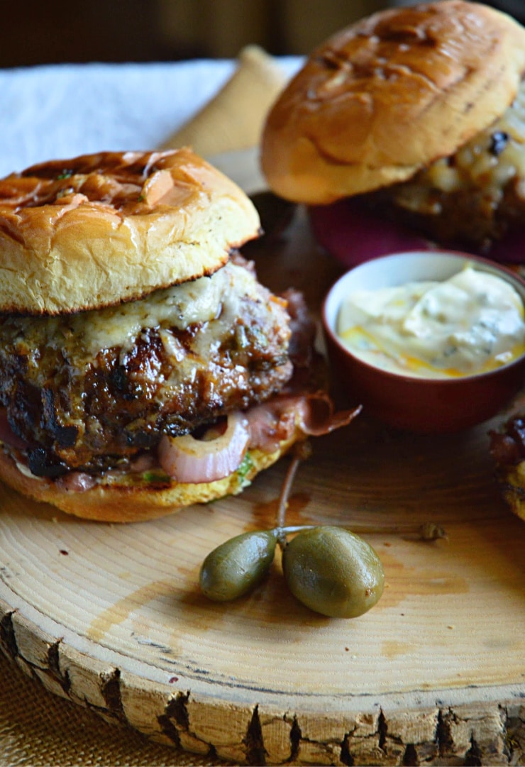 Spanish burger /wood board/capers