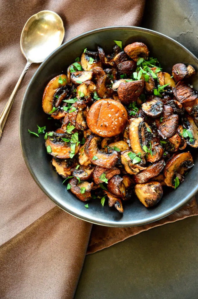 Best Roasted Portabella Mushrooms Recipe/black bowl.silverspoon, brown napkin