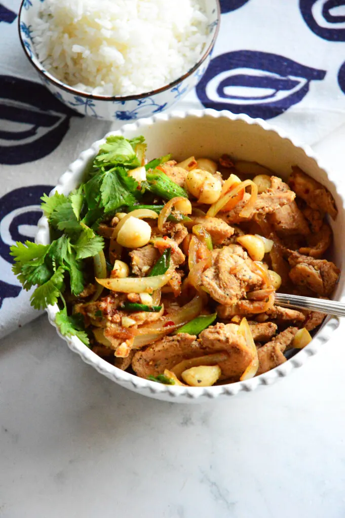 thai garlic pepper chicken recipe in white bowl