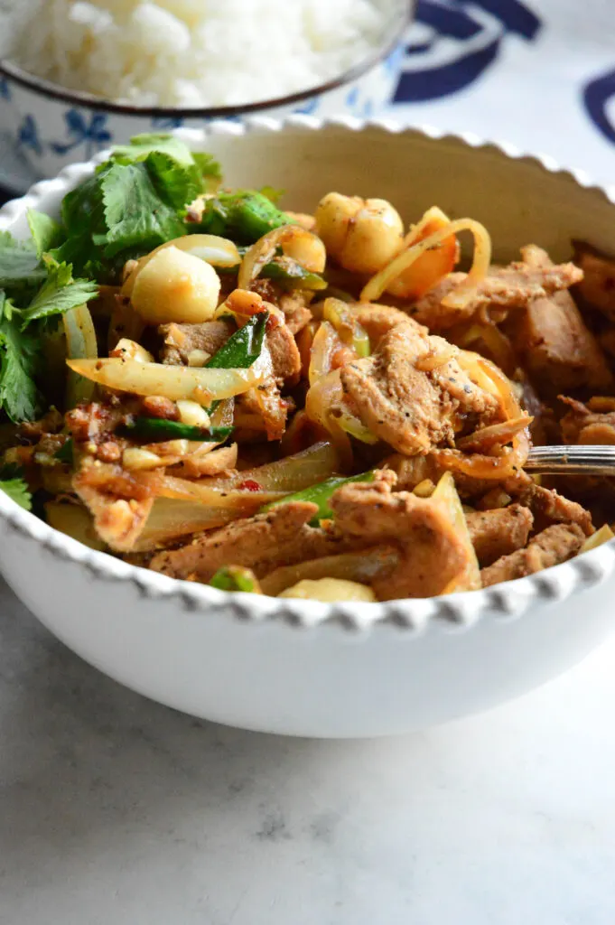 thai garlic pepper chicken recipe in white bowl