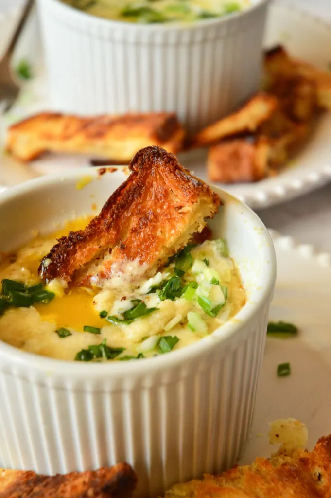 baked eggs en cocotte in ramekin